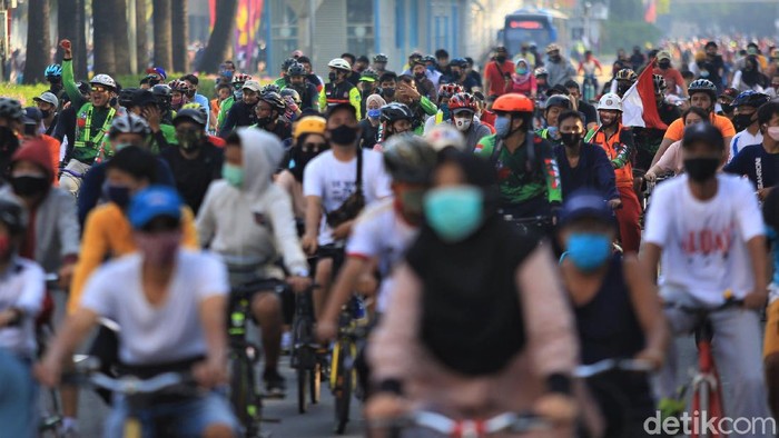 Car free day (CFD) kembali diberlakukan di kawasan Bundaran HI. Sejumlah warga tampak bersepeda di kawasan tersebut.