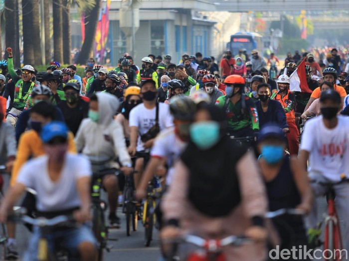 Car free day (CFD) kembali diberlakukan di kawasan Bundaran HI. Sejumlah warga tampak bersepeda di kawasan tersebut.