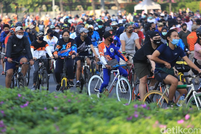 Car free day (CFD) kembali diberlakukan di kawasan Bundaran HI. Sejumlah warga tampak bersepeda di kawasan tersebut.