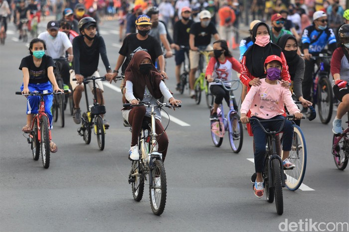 Car free day (CFD) kembali diberlakukan di kawasan Bundaran HI. Sejumlah warga tampak bersepeda di kawasan tersebut.