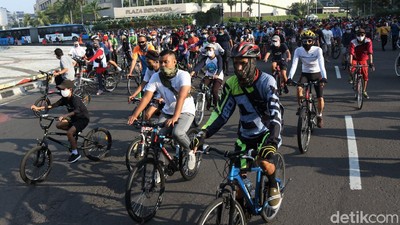 CFD Dibuka Lagi, Warga Ramai-ramai Bersepeda di Bundaran HI