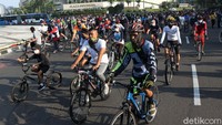 DPRD DKI Jakarta meminta Pemprov memastikan warga yang berkunjung harus menerapkan protokol kesehatan. Sejumlah warga tampak bersepeda tanpa memperhatikan Physical distancing.. Agung Pambudhy