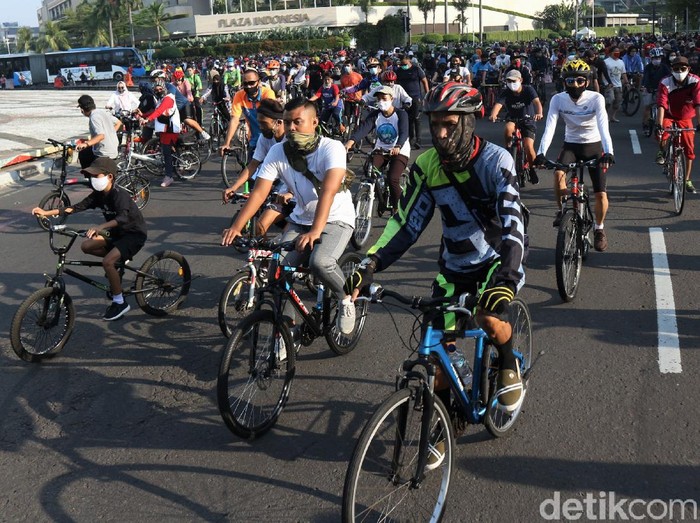 Car free day (CFD) kembali diberlakukan di kawasan Bundaran HI. Sejumlah warga tampak bersepeda di kawasan tersebut.