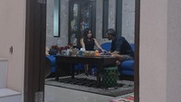 Diri Riyadi dan Ayu Ting Ting ngobrolin apa ya, kira-kira? (Foto: dok. Instagram @mom_ayting92_)