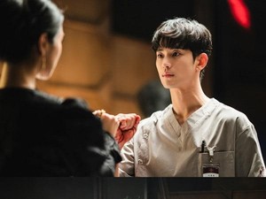 Its Okay to Not Be Okay Episode 1, Tangan Kim Soo Hyun Berdarah