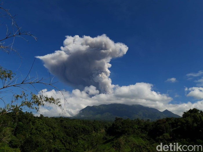 Gunung Merapi erupsi dilihat dari Boyolali pada pukul 09.13 WIB, Minggu (21/6/2020).