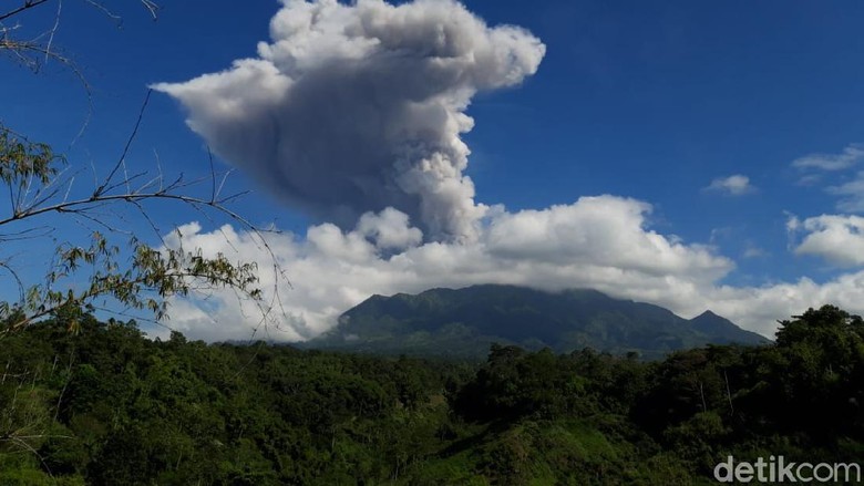 Gunung Merapi erupsi dilihat dari Boyolali pada pukul 09.13 WIB, Minggu (21/6/2020). Gunung Merapi erupsi dilihat dari Boyolali pada pukul 09.13 WIB, Minggu (21/6/2020).
