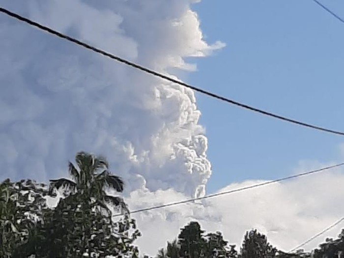 Gunung Merapi erupsi dilihat dari Desa Tegalmulyo, Kemalan, Klaten, Minggu (21/6/2020).