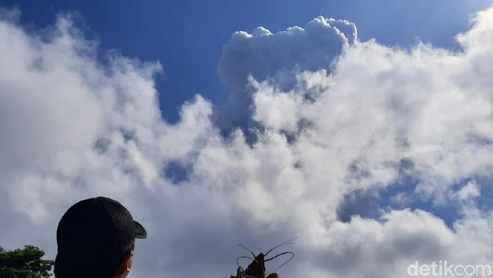Gunung Merapi erupsi dilihat dari Kaliurang, Sleman, Minggu (21/6/2020).