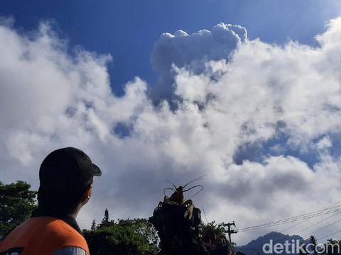 Gunung Merapi erupsi dilihat dari Kaliurang, Sleman, Minggu (21/6/2020).