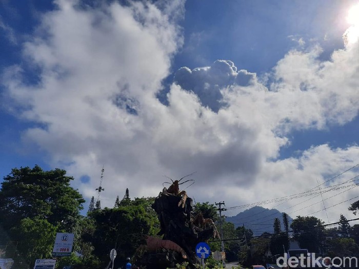 Gunung Merapi erupsi pukul 09.13 WIB dilihat dari Kaliurang, Sleman, Minggu (21/6/2020).