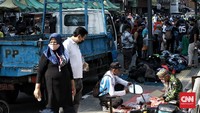 Sejak pagi, kawasan Bundaran HI dipenuhi warga. Petugas gabungan dari kepolisian, dinas perhubungan dan satpol PP berjaga di lokasi.  CNN Indonesia/Andry Novelino