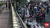 Gubernur DKI Jakarta Anies Baswedan akan mengevaluasi pelaksanaan hari bebas kendaraan bermotor atau car free day (CFD). Evaluasi juga membahas adanya kerumunan yang terjadi di CFD Minggu kemarin (21/06). CNN Indonesia/Andry Novelino