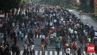 Kegiatan hari bebas kendaraan bermotor atau car free day (CFD) di Jakarta kembali dibuka. Minggu (21/6/2020). Pembukaan kembali CFD ini tidak diiringi dengan sejumlah protokol kesehatan. CNN Indonesia/Andry Novelino