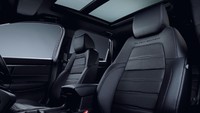 Di bagian dalam juga terdapat jok kulit asli dengan logo Black Edition, panel ornamen pintu dan gagang pintu berkelir piano black. Foto: Dok. Honda