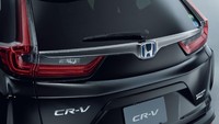 Trim eksterior berlapis krom gelap menghiasi grille, lis fog lamp, serta hiasan krom gelap di pintu bagian bawah dan di pintu bagasi belakang. Foto: Dok. Honda