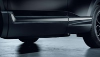 Hiasan krom gelap di pintu bagian bawah Honda CR-V Black Edition. Foto: Dok. Honda