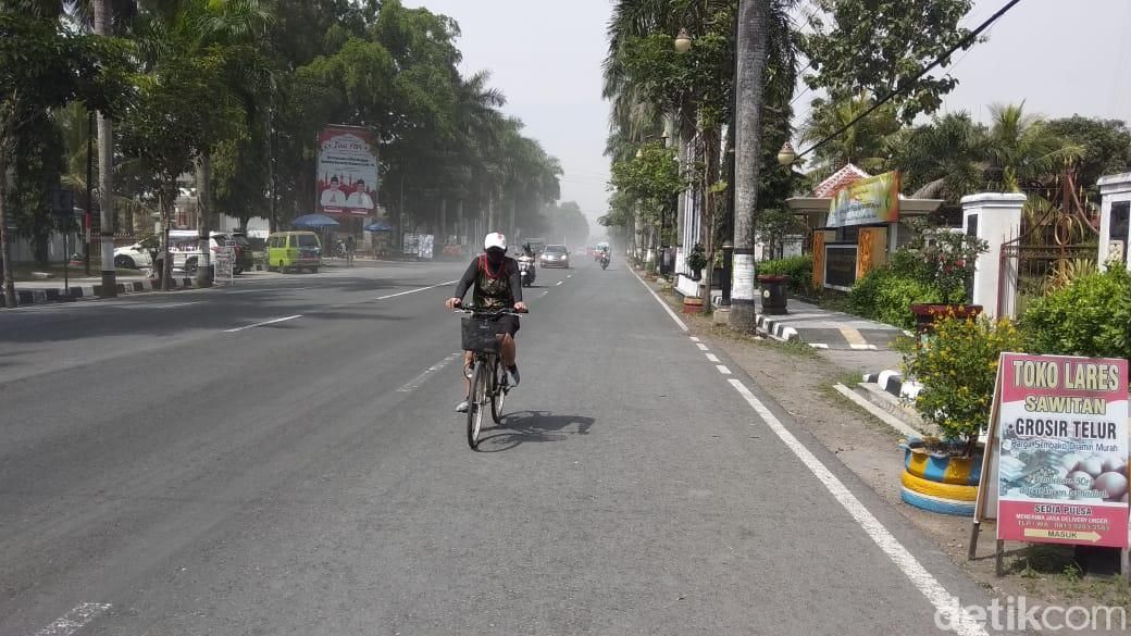 Hujan abu erupsi Gunung Merapi di Mungkid, Kabupaten Magelang, Minggu (21/6/2020).