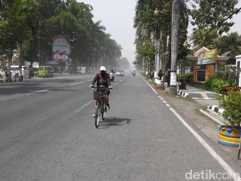 Hujan abu erupsi Gunung Merapi di Mungkid, Kabupaten Magelang, Minggu (21/6/2020).