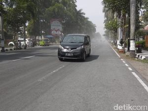 Video Magelang Diguyur Hujan Abu Imbas Gunung Merapi Erupsi