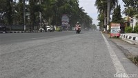 Hujan abu erupsi Gunung Merapi mengguyur sejumlah wilayah di Kabupaten Magelang, Jawa Tengah, Minggu (21/6/2020).