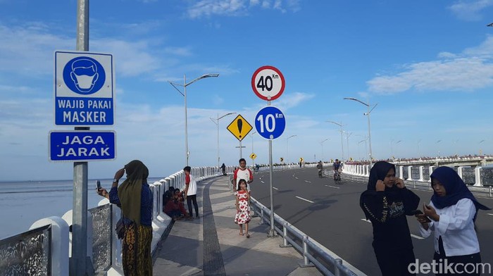 jembatan suroboyo dijubeli warga