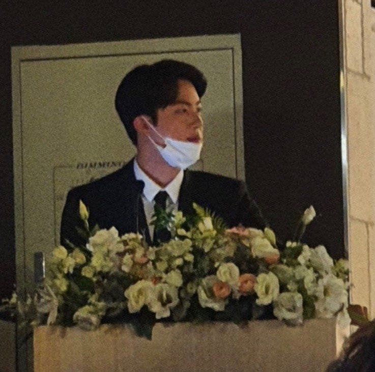Jin BTS Hadiri pesta pernikahan teman