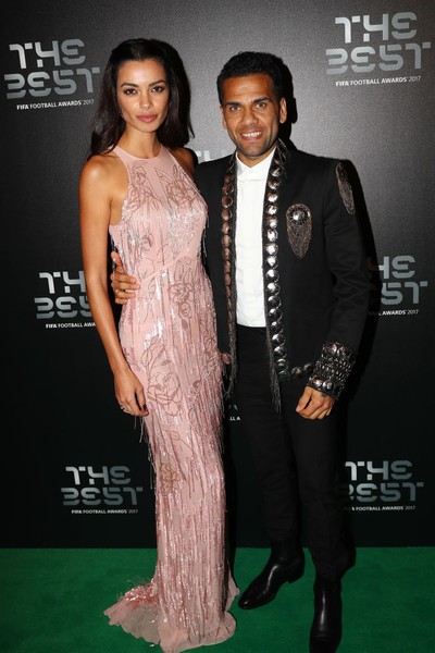 Joana Sanz dan Dani Alves LONDON, ENGLAND - SEPTEMBER 24: Dani Alves of Paris Saint-Germain (L) and Joana Sanz arrive on the Green Carpet ahead of The Best FIFA Football Awards at Royal Festival Hall on September 24, 2018 in London, England. (Photo by Julian Finney/Getty Images)