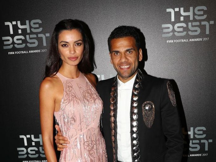 Joana Sanz dan Dani Alves LONDON, ENGLAND - SEPTEMBER 24: Dani Alves of Paris Saint-Germain (L) and Joana Sanz arrive on the Green Carpet ahead of The Best FIFA Football Awards at Royal Festival Hall on September 24, 2018 in London, England. (Photo by Julian Finney/Getty Images)