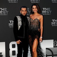 Dalam wawancara dengan Mundo Deportivo seperti dikutip Daily Star, mantan pemain bola tim Barcelona Dani Alves mengungkapkan mengenai rasa cinta dan gairahnya pada sang istri model Joana Sanz. Dani juga mengungkapkan mengenai kehidupan seksnya. Foto: Getty Images/Julian Finney