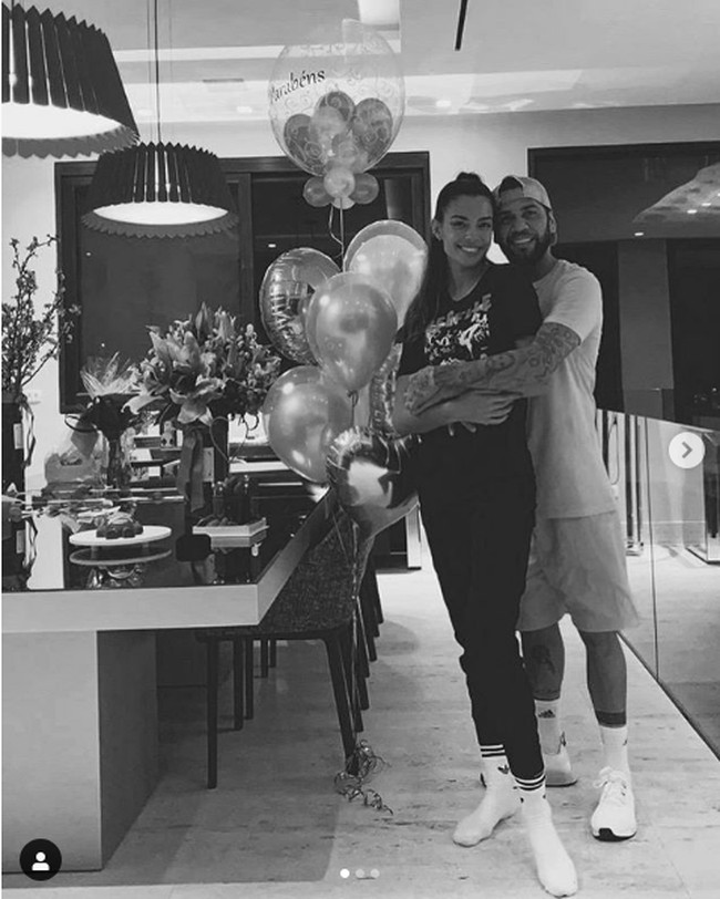 Ketika kamu begitu jatuh cinta pada seseorang, kenapa harus menunggu terlalu lama (untuk ejakulasi-red), biarkan mengalir saja. Aku membela para pria yang mengalami ejakulasi dini jika memang pasangannya sangat menggairahkan, begitu kata Dani Alves. Foto: Dok. Instagram Joana Sanz