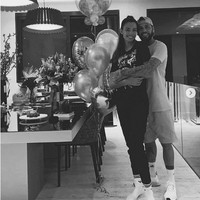 Ketika kamu begitu jatuh cinta pada seseorang, kenapa harus menunggu terlalu lama (untuk ejakulasi-red), biarkan mengalir saja. Aku membela para pria yang mengalami ejakulasi dini jika memang pasangannya sangat menggairahkan, begitu kata Dani Alves. Foto: Dok. Instagram Joana Sanz