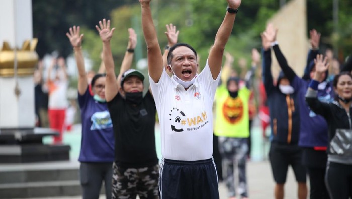 Menteri Pemuda dan Olahraga (Menpora) Zainudin Amali mengajak masyarakat tetap aktif berolahraga di masa pandemi corona. Ajakan itu direalisasikan lewat program WAH (Workout at Home)