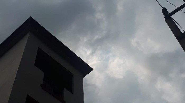 Langit Medan ditutup mendung, gerhana matahari tak terlihat  (Haris Fadhil-detikcom)