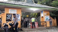 Namun Setelah Luthfi meninggalkan lokasi, garis polisi kemudian dicopot. 