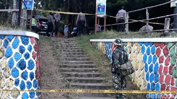 Kapolda Jawa Tengah datangi lokasi penyerangan Wakapolres Karanganyar dan sopirnya. Area di sekitar lokasi penyerangan itu pun tampak dipasangi garis polisi.