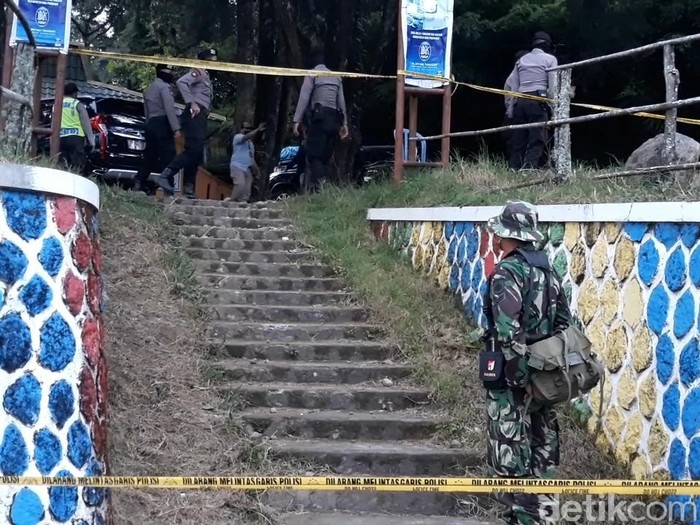 Kapolda Jawa Tengah datangi lokasi penyerangan Wakapolres Karanganyar dan sopirnya. Area di sekitar lokasi penyerangan itu pun tampak dipasangi garis polisi.