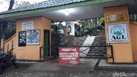Jalur pendakian ini akan dibersihkan dari ilalang yang mulai lebat karena ditutup selama tiga bulan karena pandemi virus Corona atau COVID-19.