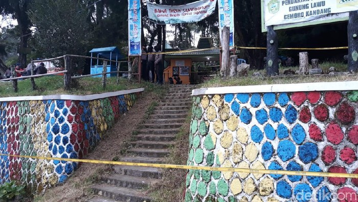 Lokasi Penyerangan Wakapolres Karanganyar Digaris Polisi Kapolda Jawa Tengah datangi lokasi penyerangan Wakapolres Karanganyar dan sopirnya. Area di sekitar lokasi penyerangan itu pun tampak dipasangi garis polisi.