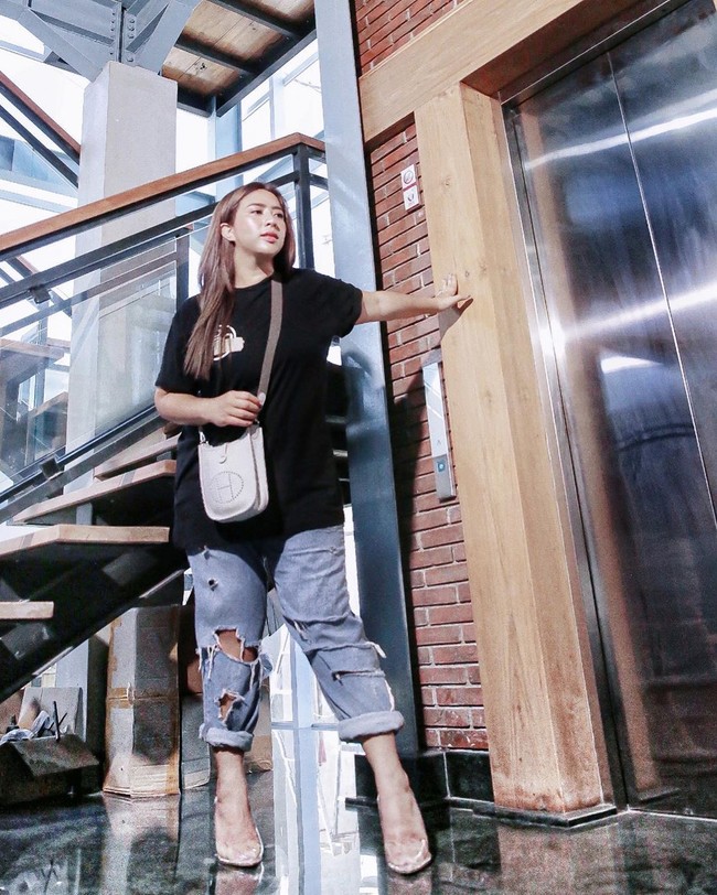 Aksi sosial yang dilakukan oleh Maharani bersama Raffi Ahmad dan Nagita Slavina ini diharapkan dapat membantu dan menjadi penyemangat untuk memasuki era new normal saat ini. Semoga kegiatan positif seperti ini dapat menjadi sebuah inspirasi bagi siapapun dari semua kalangan untuk senantiasa memberikan support kepada sesama, jelas Maharani dalam video Youtube Rans Entertainment. Foto: Instagram @maharanikemala