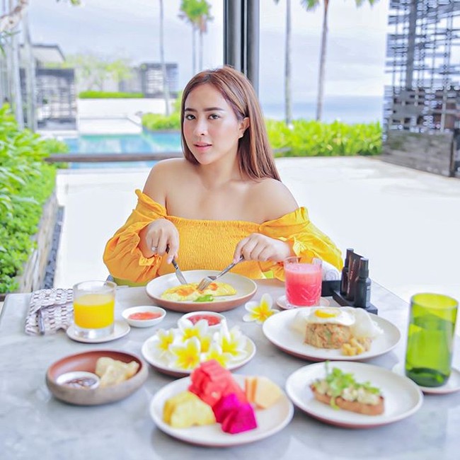 Maharani pernah menyalurkan ribuan paket sembako untuk masyarakat kurang mampu yang terkena dampak dari pandemi saat ini. Tidak hanya itu, beras untuk sembako yang dibelinya pun dibeli langsung dari sejumlah tempat penggilingan untuk membantu para petani. Foto: Instagram @maharanikemala