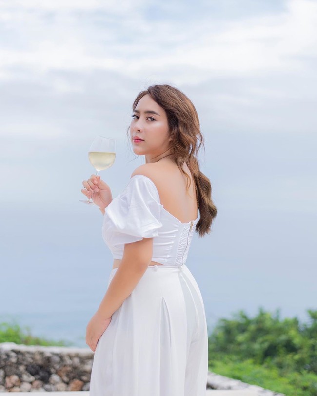 Nama Kadek Maharani Kemala Dewi belakangan menjadi viral karena aksi sosial yang dilakukannya untuk membantu masyarakat yang membutuhkan dalam masa pandemi Corona saat ini. Tidak tanggung-tanggung, baru-baru ini wanita cantik berusia 31 tahun itu kabarnya memberikan hadiah sebuah mobil. Foto: Instagram @maharanikemala