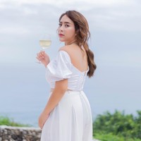 Nama Kadek Maharani Kemala Dewi belakangan menjadi viral karena aksi sosial yang dilakukannya untuk membantu masyarakat yang membutuhkan dalam masa pandemi Corona saat ini. Tidak tanggung-tanggung, baru-baru ini wanita cantik berusia 31 tahun itu kabarnya memberikan hadiah sebuah mobil. Foto: Instagram @maharanikemala