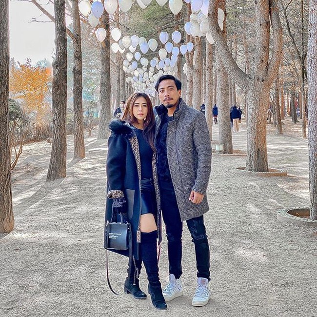 Dalam acara live streaming yang berlangsung selama 30 jam non-stop itu, Maharani memberikan sebuah hadiah mobil untuk dijadikan give away. Sebelum acara bagi-bagi mobil dengan Raffi Ahmad, Maharani bersama suaminya, Dewa Gede Adiputra, juga sudah pernah melakukan aksi sosial. Foto: Instagram @maharanikemala