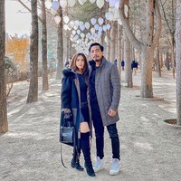 Dalam acara live streaming yang berlangsung selama 30 jam non-stop itu, Maharani memberikan sebuah hadiah mobil untuk dijadikan give away. Sebelum acara bagi-bagi mobil dengan Raffi Ahmad, Maharani bersama suaminya, Dewa Gede Adiputra, juga sudah pernah melakukan aksi sosial. Foto: Instagram @maharanikemala