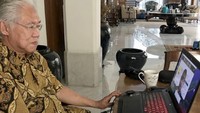 Hal itu disampaikan Ketua Umum Ikatan Alumni Universitas Pendidikan Indonesia (IKA UPI), Enggartiasto Lukita dalam sambutannya pada webinar bertajuk “Pendidikan Tinggi dan Iptek: Membangun Kemandirian dan Daya Saing Bangsa, Sabtu (20/6). Hadir sebagai narasumber di seminar ini Rektor Universitas Pendidikan Indonesia, Bandung, Solehuddin; Rektor Universitas Airlangga, Surabaya, Mohammad Nasih; Direktur Pendidikan dan Agama Kementerian Perencanaan Pembangunan Nasional/Bappenas, Amich Alhumami; dan Atase Pendidikan dan Kebudayaan KBRI Washington D.C., Popy Rufaidah. Foto: dok. Pribadi