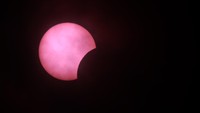 Fenomena gerhana matahari sebagian dapat disaksikan di sejumlah wilayah di Indonesia hari ini, Minggu (21/6/2020). Fenomena alam tersebut salah satunya terlihat di langit Aceh.  ANTARA FOTO/Irwansyah Putra.