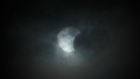 Bulan menutupi matahari saat terjadinya gerhana matahari cincin di Tarakan, Kalimantan Utara, Minggu (21/6/2020). Tarakan menjadi salah satu kota yang dilintasi fenomena gerhana matahari cincin dengan persentase ketertutupan sekitar 28 persen sehingga terlihat berupa gerhana matahari sebagian. ANTARA FOTO/Fachrurrozi.