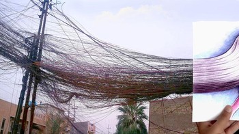 Semerawutnya kabel listrik, ia padukan dengan rambut putri Rapunzel. (Foto: Mokhallad Habib)