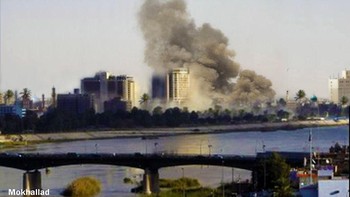 Kepulan asap dijadikan jenggot dari salah satu karakter Smurf. (Foto: Mokhallad Habib)